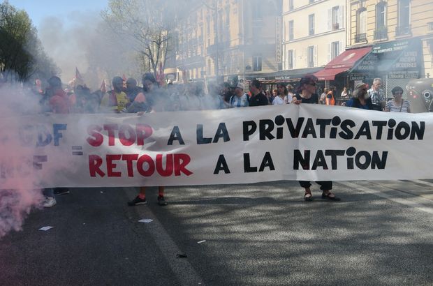 Son dakika... Fransa'da greve katılanlara polis müdahale etti