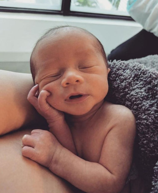 John Legend-Chrissy Teigen çifti ilk kez bebeklerinin fotoğrafını paylaştı - Magazin haberleri