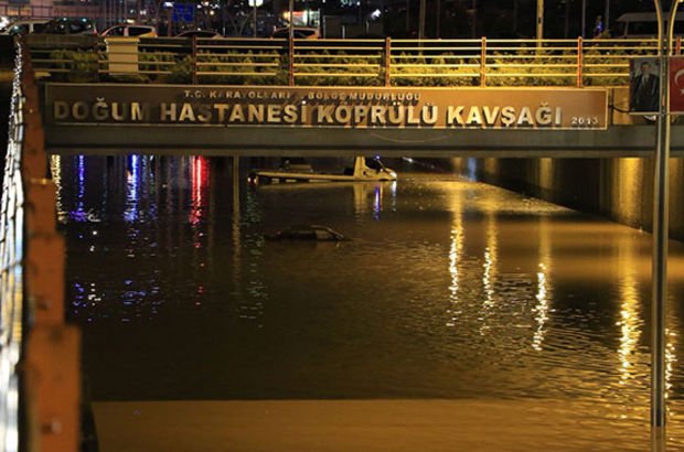 Diyarbakır'da yarım saatlik yağış yaşamı olumsuz etkiledi