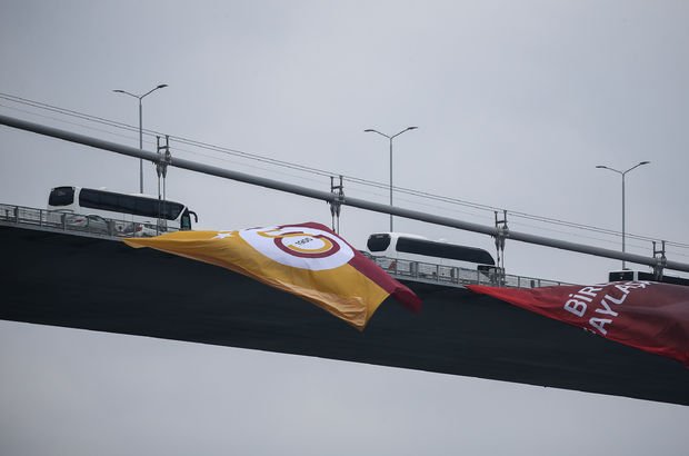 Galatasaray bayrakları İstanbul Boğazı'na asıldı