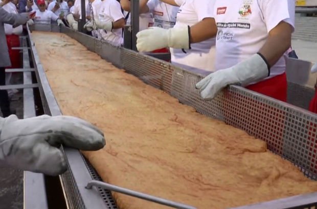 Napolili pizza ustasından dünya rekoru! Dünyanın en uzun pizzasını yaptı!