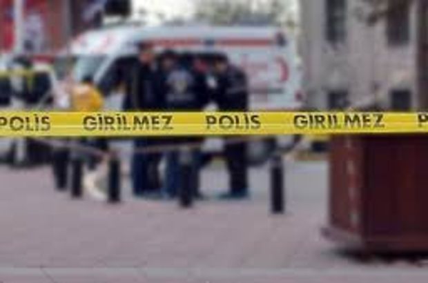 Bakırköy'de tır devrildi: 2 yaralı