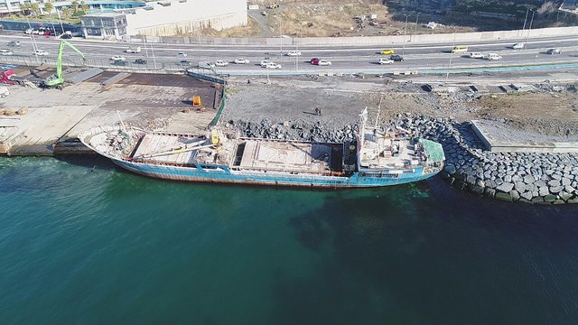 İstanbul'da karaya oturan hayalet gemi Tallas kaldırılıyor