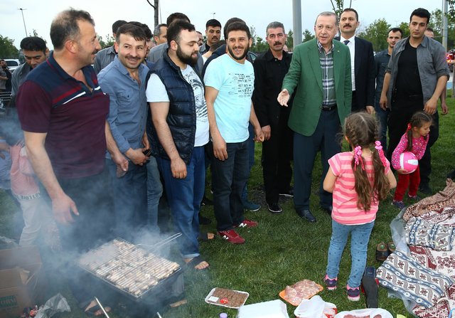 Cumhurbaşkanı Erdoğan'dan Zeytinburnu Sahili'den iftarı bekleyenlere sürpriz