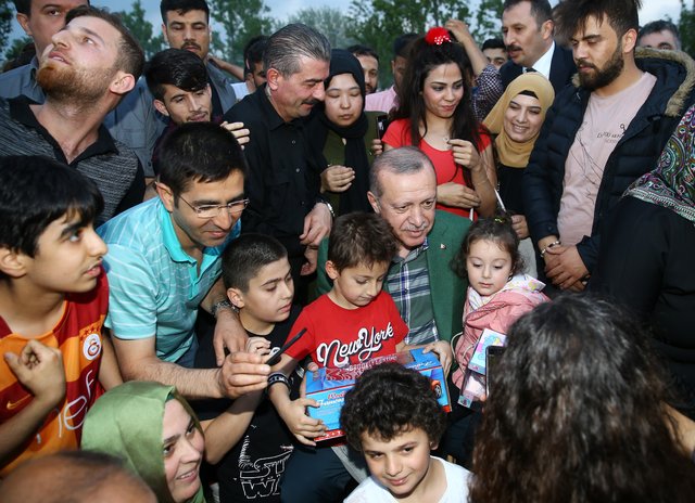 Cumhurbaşkanı Erdoğan'dan Zeytinburnu Sahili'den iftarı bekleyenlere sürpriz