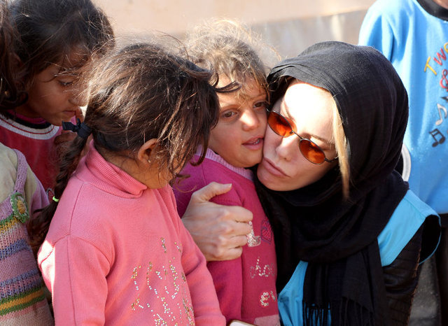 Gamze Özçelik, Suriyeli aileyle iftar yaptı - Magazin haberleri