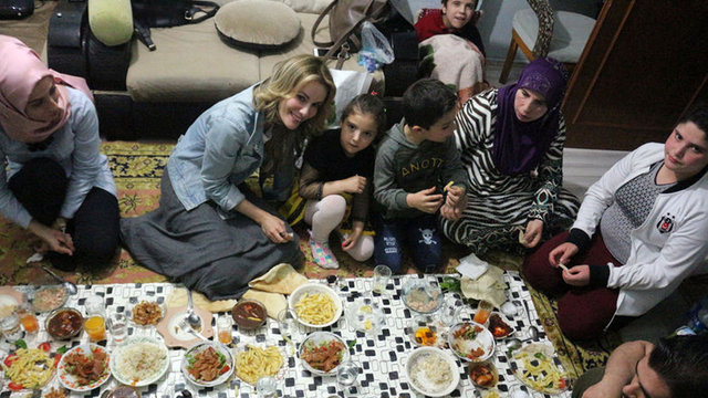 Gamze Özçelik, Suriyeli aileyle iftar yaptı - Magazin haberleri