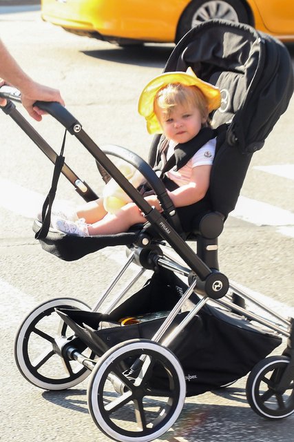 Irina Shayk'ın eşi Bradley Cooper 14 aylık kızıyla gezintide - Magazin haberleri