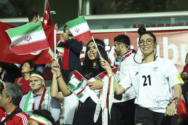 İranlı güzel futbolseverler, Türkiye maçına damga vurdu!