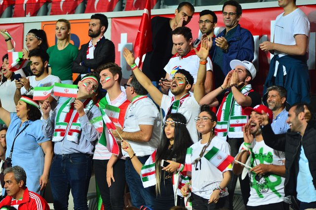 İranlı güzel futbolseverler, Türkiye maçına damga vurdu!