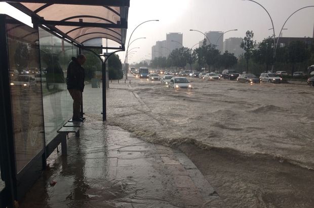 Başkent'te sağanak yağış hayatı felç etti