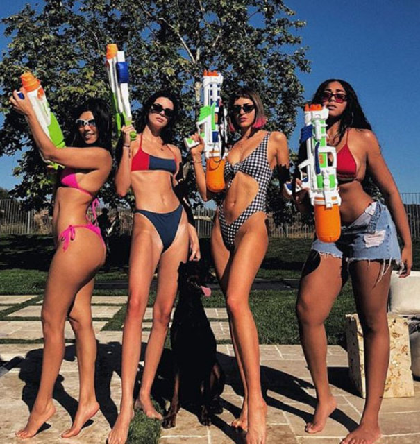 Kendall Jenner ve kardeşi Kourtney Kardashian arkadaşlarıyla eğlendi! - Magazin haberleri