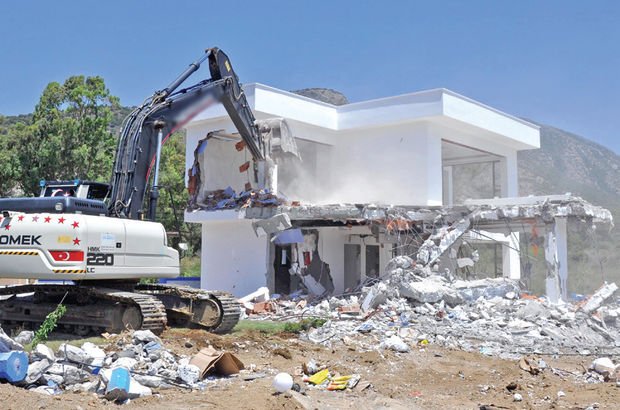 Datça'da sit alanı içerisinde kalan kaçak yapı yıkıldı