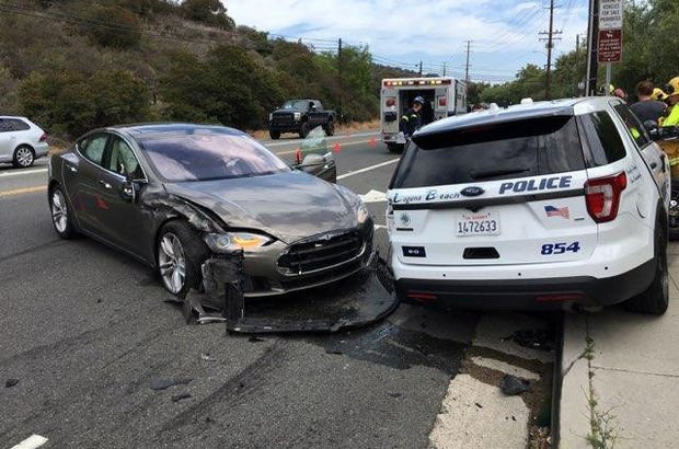 Otonom sürüş modundaki Tesla Model S polis otomobiline çarptı