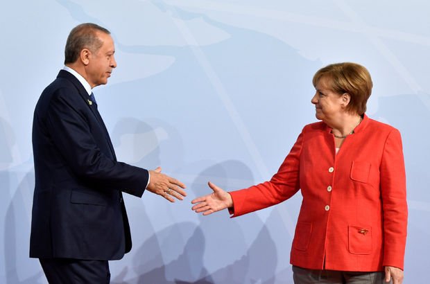 Çavuşoğlu: Merkel'in daveti seçim kararından önceydi