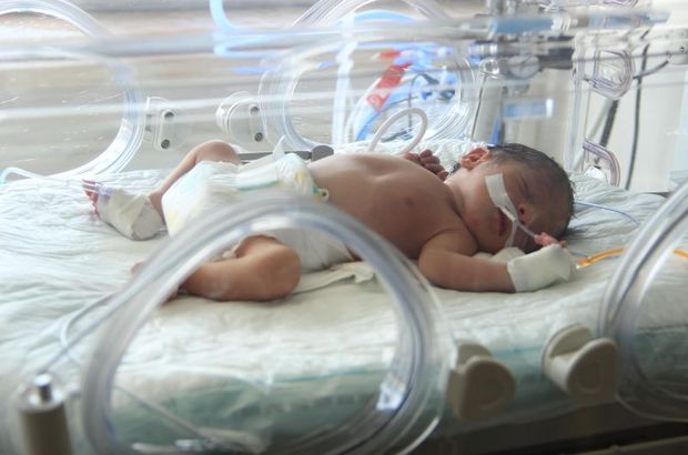 Ölen annesinin karnından çıkarılan 8 aylık bebek 4 doktor sayesinde hayata tutundu