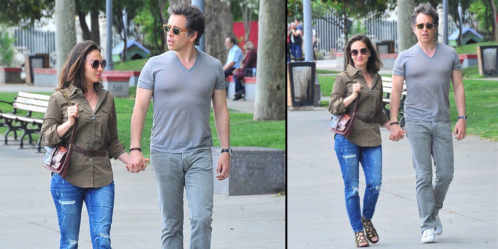 Parkta el ele yürüyüş