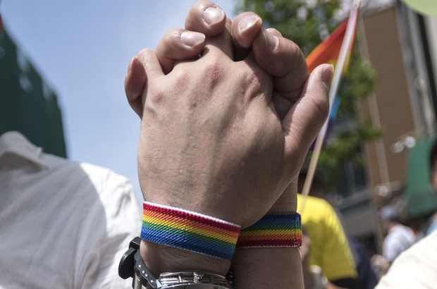 AB ülkeleri vatandaşlarının birlik dışından kişilerle yaptığı eşcinsel evlilikleri 'tanımak zorunda'