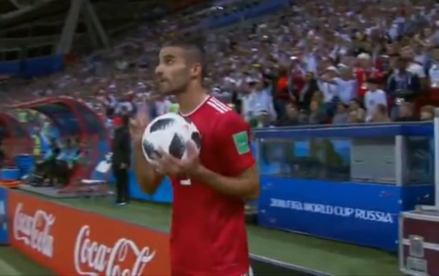 İranlı futbolcu Milan Mohammadi, İspanya maçında takla atarak taç kullanmaya çalıştı, başaramadı!