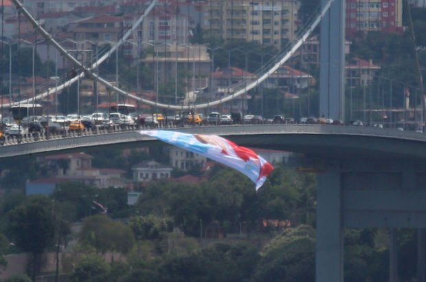 Son dakika! 15 Temmuz Şehitler Köprüsü'ne Akşener bayrağı asıldı!