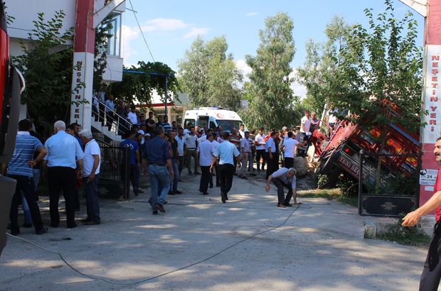 Freni boşalan kamyon, restoranın mescidine girdi: 3 ölü, 2 yaralı