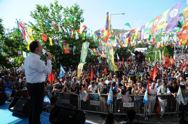 Son dakika!HDP'nin Van mitinginde konuşan Temelli:Yeni anayasayı hayata geçirelim