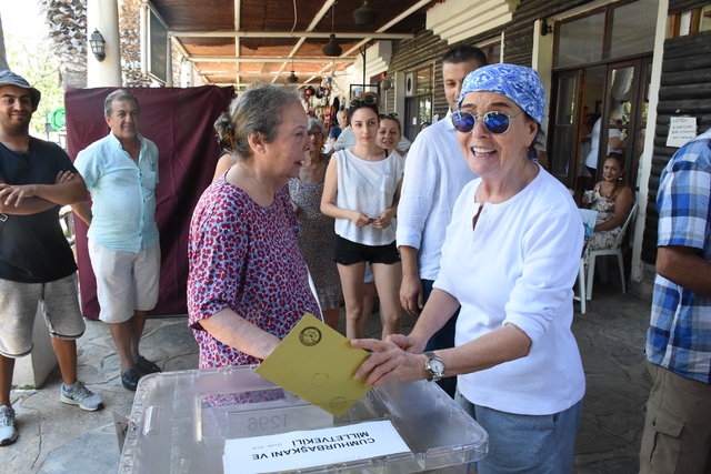Usta oyuncu Fatma Girik 95 yaşındaki annesi ile beraber oy kullandı - Magazin haberleri