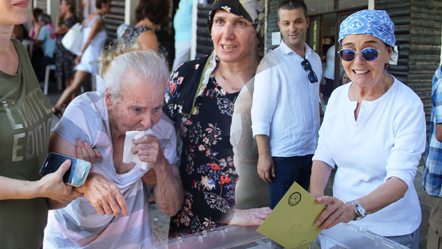 Usta oyuncu Fatma Girik 95 yaşındaki annesi ile beraber oy kullandı - Magazin haberleri