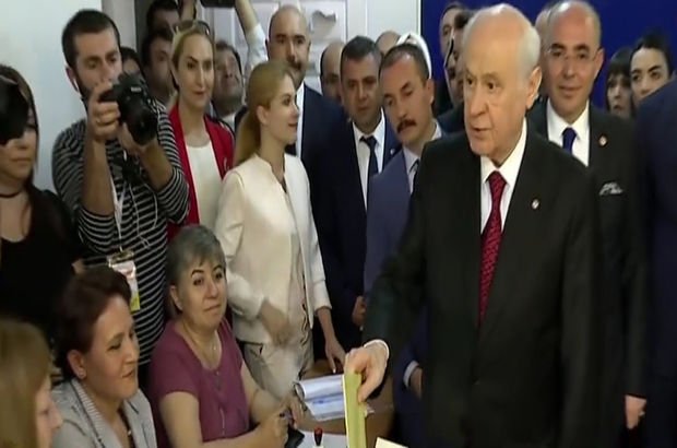 Son dakika: MHP Genel Başkanı Devlet Bahçeli oy kullandı