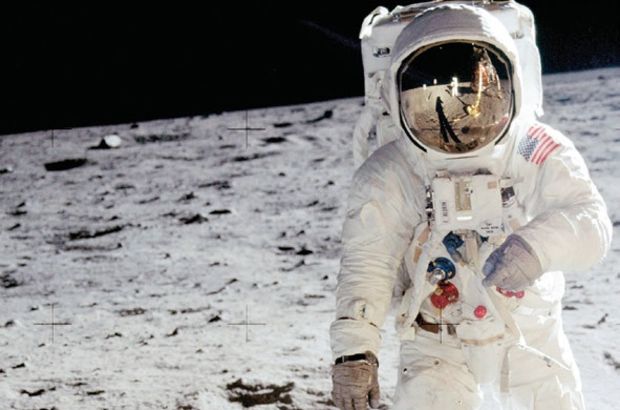 Ay’a ayak basan ikinci astronot çocuklarıyla davalık oldu