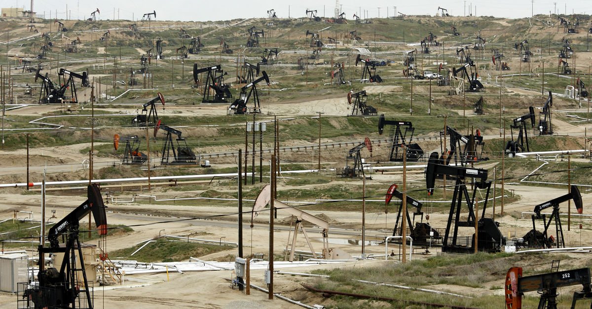 Что добывают в сша больше всего. Добыча сланцевой нефти в США. Сланцевый ГАЗ месторождения в США. Техас нефтедобыча. Нефтяная скважина.