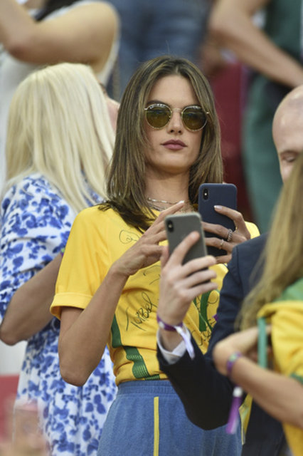 Alessandra Ambrosio'dan Dünya Kupası selfie’si - Magazin haberleri