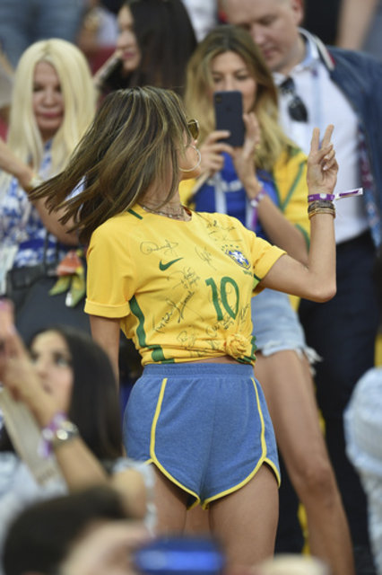 Alessandra Ambrosio'dan Dünya Kupası selfie’si - Magazin haberleri