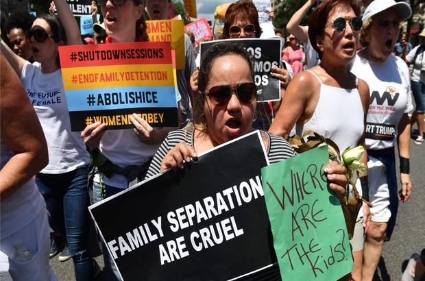 ABD'de Trump'a göçmen protestosu: Aktris Susan Sarandon dahil 600'e yakın kadın gözaltında