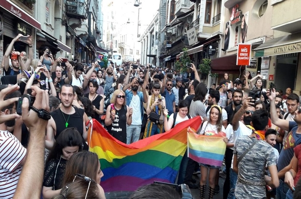 Yasağa rağmen LGBTİ+ bireyler Onur Yürüyüşü için İstanbul'da bir araya geldi