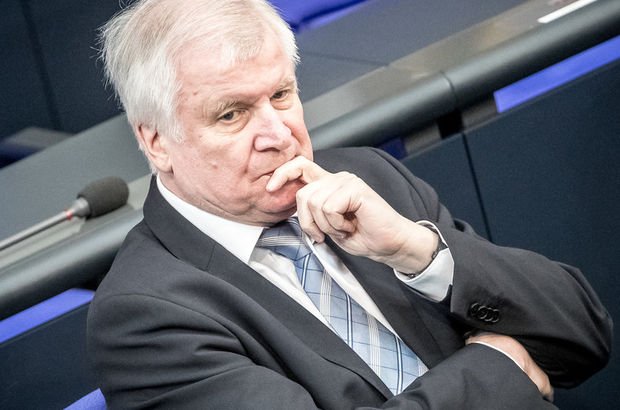 Son dakika... Almanya hükümetinde mülteci depremi! İçişleri bakanı istifa ediyor