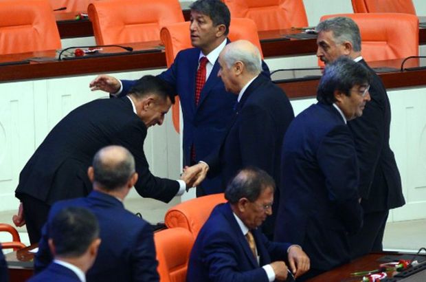 İYİ Parti milletvekili Bahçeli'nin elini öptü 