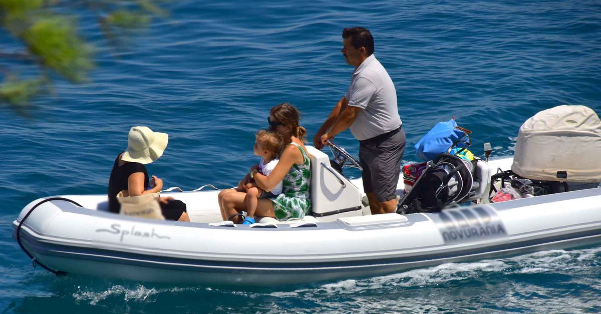 Nezih Barut, eşi Berrak Barut ile Bodrum Cennet Koyu’nda