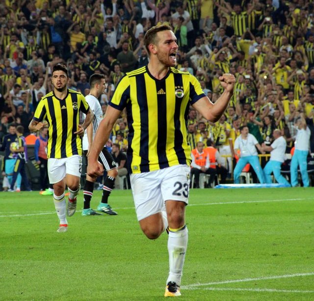Ve bomba patlıyor! Fenerbahçe`den son dakika transfer haberleri