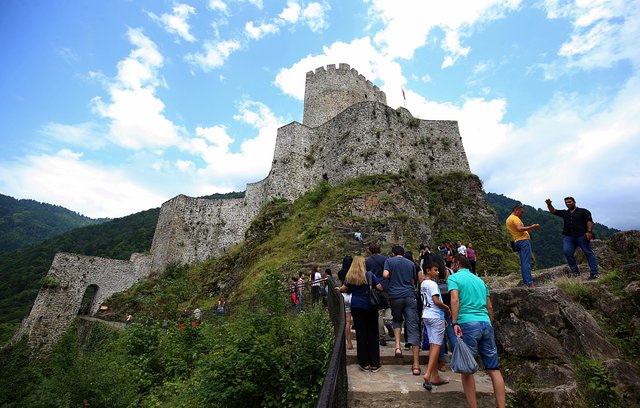 Zil Kale turistlerin ilgi odağı oldu