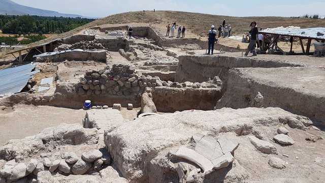 KÄ±nÄ±k HÃ¶yÃ¼k`te bir tapÄ±nak daha bulundu