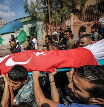 Filistinli şehidin üzerinde Türk bayrağı detayı