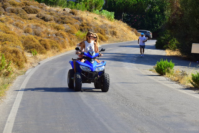 Tuğba Coşkun ve Şeyda Coşkun'un Bodrum tatili devam ediyor - Magazin haberleri