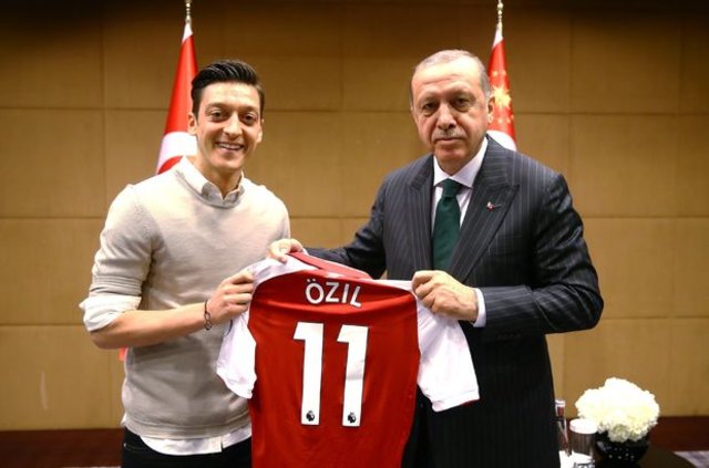 Amine Gülşe'den sevgilisi Mesut Özil'e destek