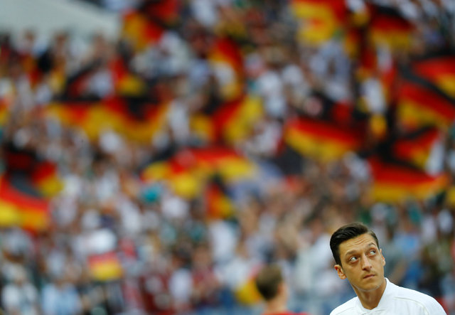 Mesut Özil'den Almanya'ya tarihi gol...