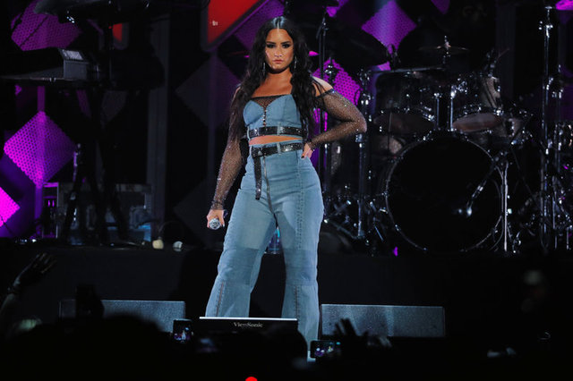 Ünlü şarkıcı Demi Lovato hastaneye kaldırıldı - Magazin haberleri