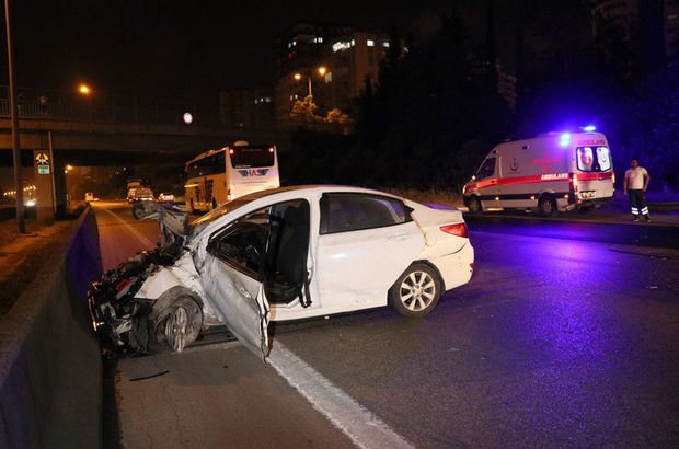 Adana'da otomobil bariyerlere çarptı