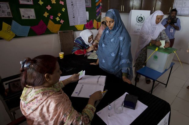 Pakistan seçimlerinde muhalefet lideri İmran Han önde