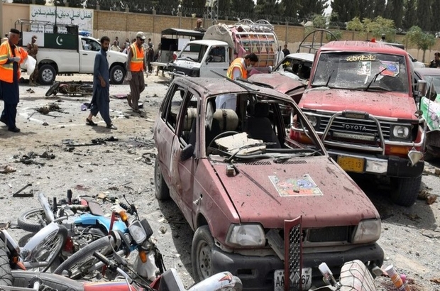 Pakistan'da bombalı saldırı ve şiddet olayları gölgesinde seçim: En az 33 ölü