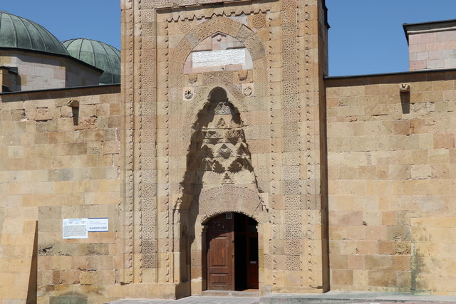 Cami kapısındaki "taçlı kadın başı" silüeti turistlerin ilgi odağı